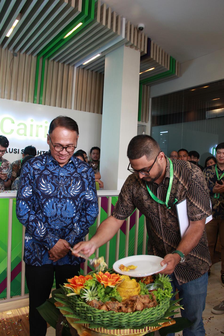 Bpk.Antonius N.Gunawan melakukan pemotongan tumpeng